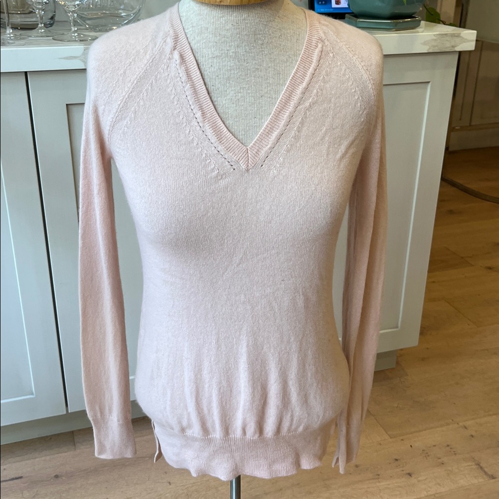 VGUC Duffy 100% cashmere pink vneck long sleeve sweater cream centre back stripe